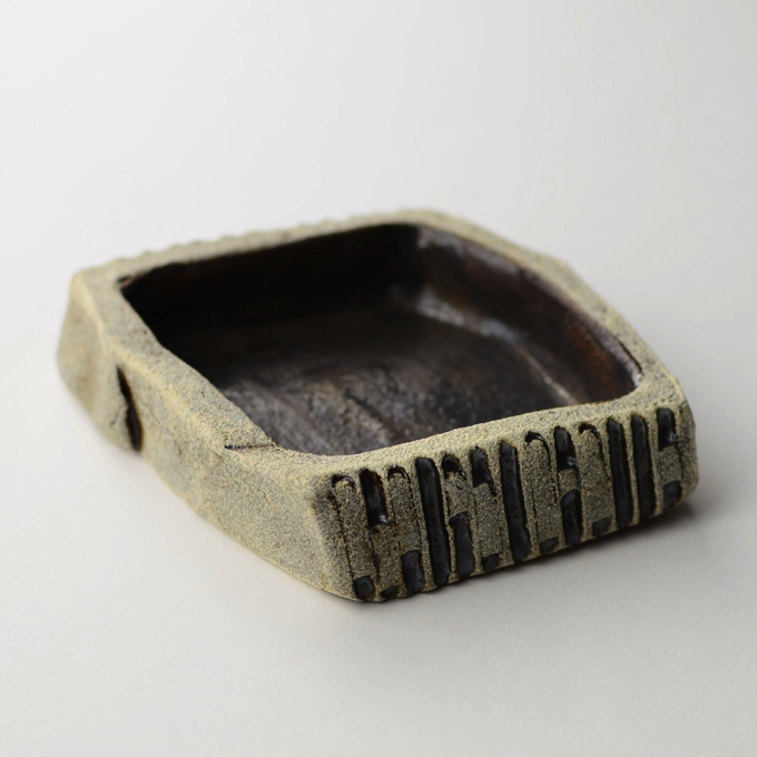 角小皿(鎬貼り付)